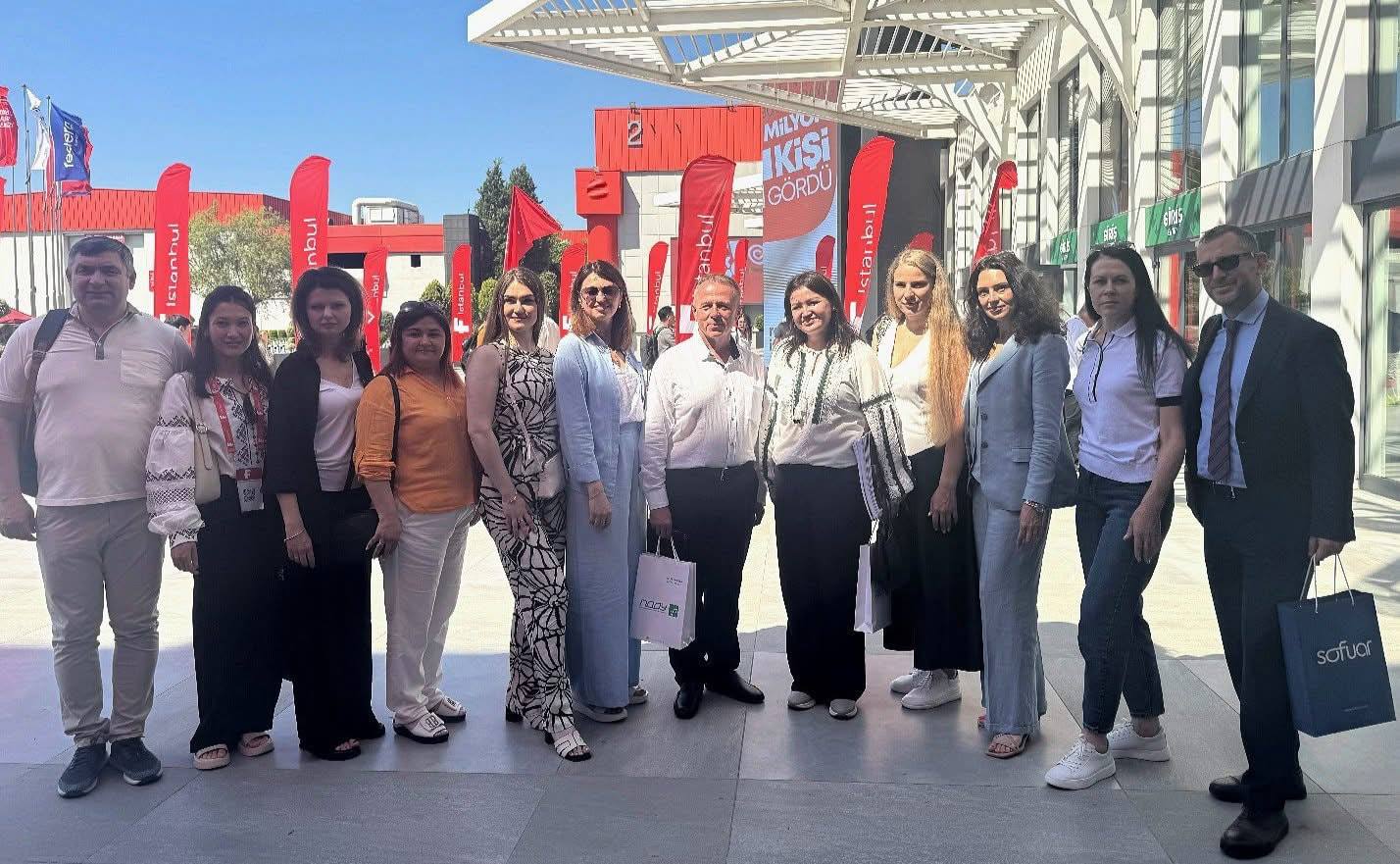 F İstanbul — делегація біля входу