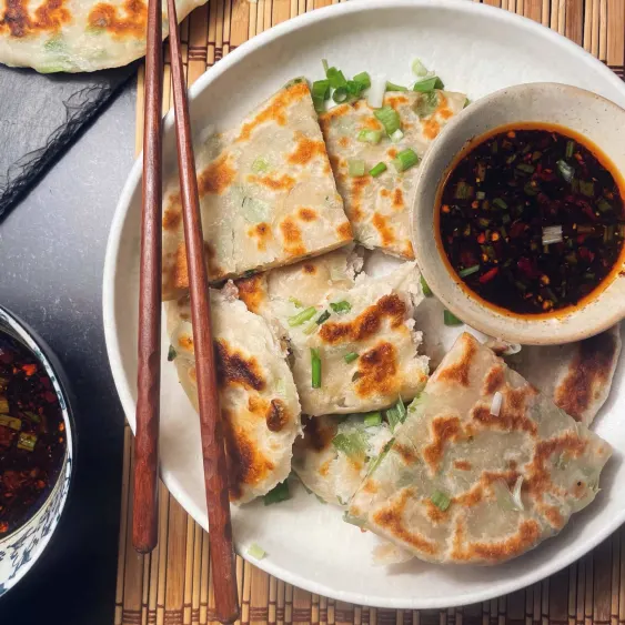 Scallion pancake (葱油饼)