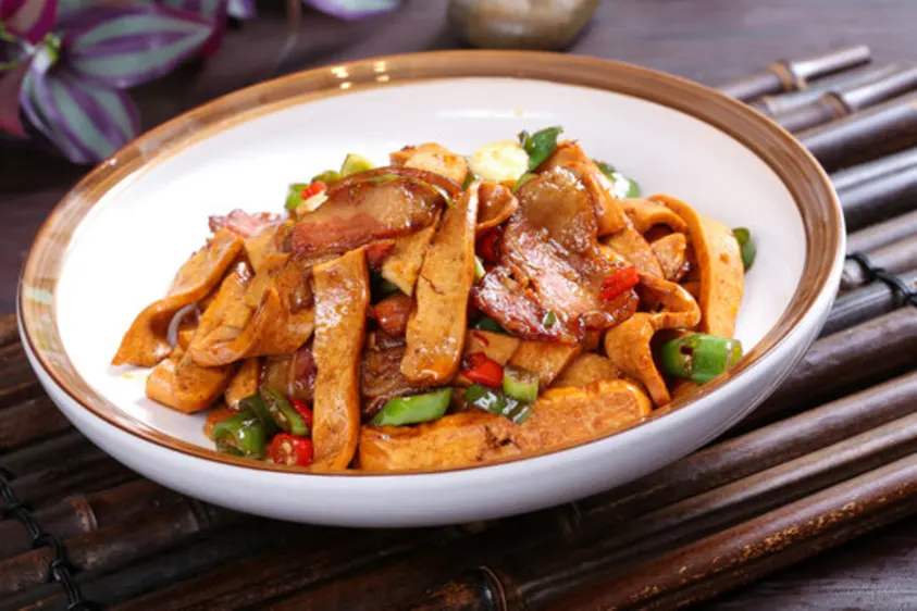 Sautéed preserved pork with dried tofu slices (腊肉炒香干)