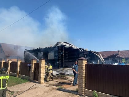 «За минуты огонь перекинулся на крышу»: семья известного в Челнах диджея лишилась крова