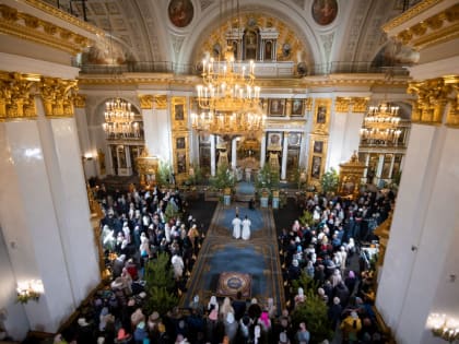 В Рождественскую ночь митрополит Кирилл совершил Литургию в соборе Казанской иконы Божией Матери