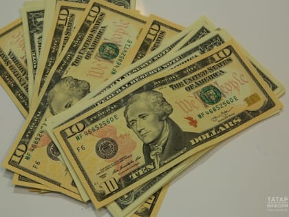 Россияне почти вдвое сократили валютные вклады с начала спецоперации