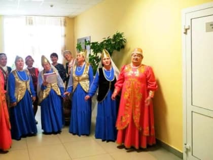 Концерт и добрые пожелания помогают пожилым пациентам бороться с болезнью