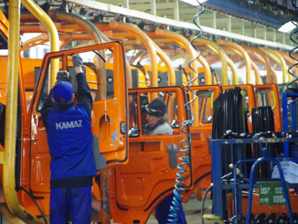 На «КАМАЗе» студенты под руководством наставника собрали детали для грузовиков