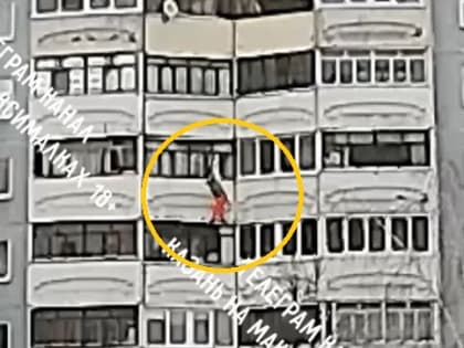 Соцсети: в Казани выпавшая из окна шестого этажа женщина встала и пошла дальше — видео