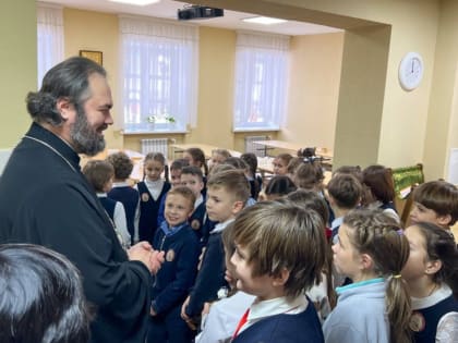Епископ Мефодий принял участие в акции «Ёлка желаний» в Православной гимназии