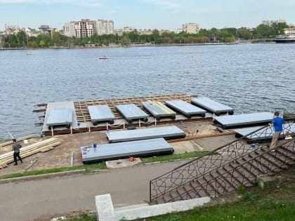 На озере Кабан к старому пирсу пристраивают площадку