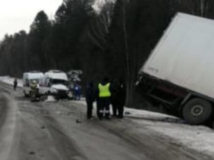 Водитель и пассажир скорой помощи погибли в аварии с грузовиком