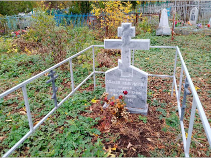 Крест на могиле дореволюционного батюшки