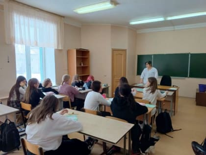 Фельдшеры Заинской ЦРБ разъяснили учащимся, как избежать  опасного заболевания