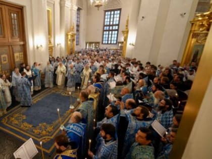 В канун праздника Казанской иконы Божией Матери епископ Мефодий принял участие во всенощном бдении в Казанском кафедральном соборе Казани