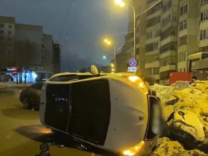 В Казани в результате аварии перевернулся автомобиль с двумя детьми