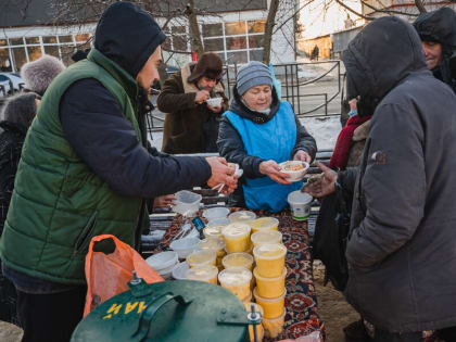 ДУМ РТ накормили бездомных в мороз горячим обедом и выдали сезонную одежду