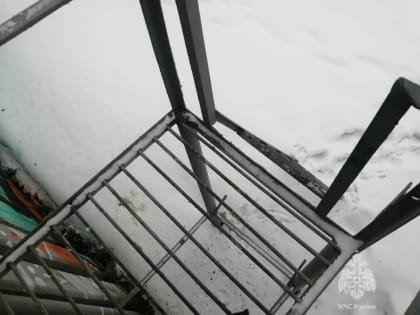 В Казани на Право-Булачной спасатели помогли 11-летнему мальчику, застрявшему между решетками лестниц
