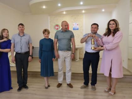 В Отделе ЗАГС Менделеевска провели торжественную церемонию передачи капсулы с семейным огнём «Сердце России»