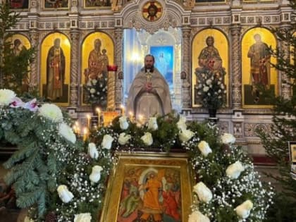 Воскресное богослужение в Кафедральном соборе Альметьевска в день Попразднства Рождества Христова