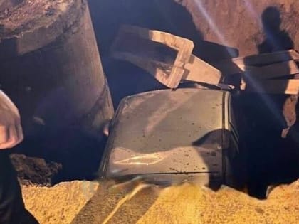 В Казани автомобиль провалился в яму