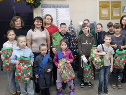 Юным нурлатцам вручают подарки от нефтяников