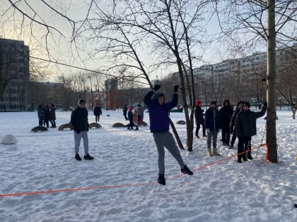 Для школьников Центрального района организовали спортивно-туристскую полосу препятствий