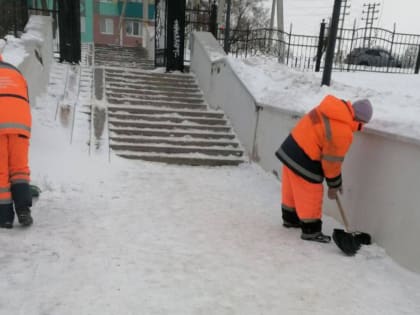 В Альметьевске продолжаются работы по уборке снега