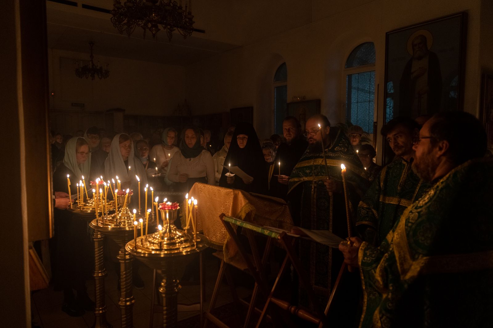 После молитвы в церкви святой софии. Ребенок на ночной службе храм. Сугубое моление. Казанская епархия покупать подсвечники.