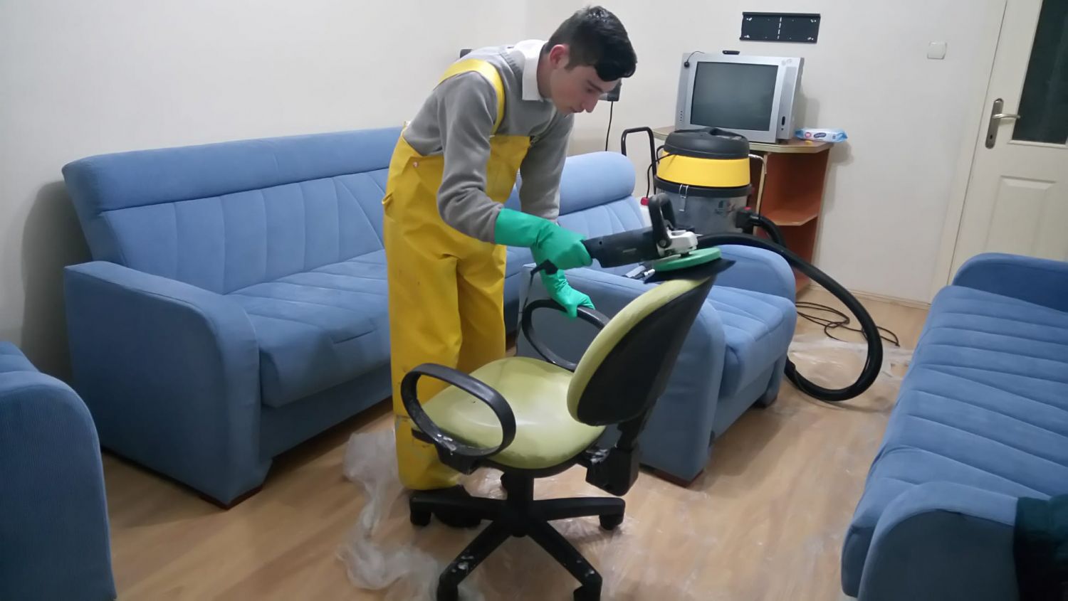 Temizlik işlemi uygulanan bir koltuk yüzeyi.