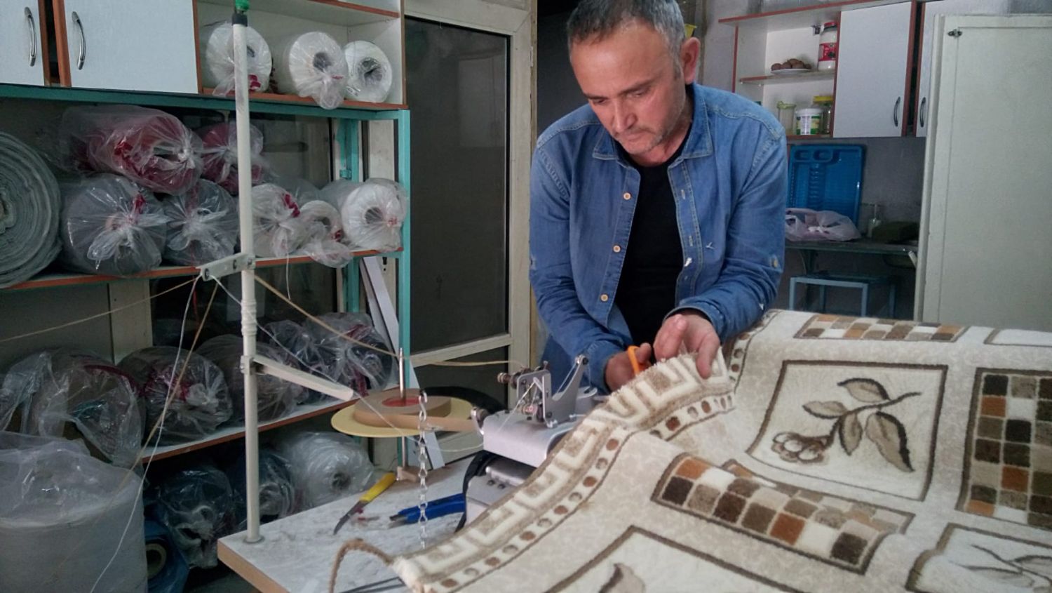 Halı kenarına uygulanan profesyonel overlock dikiş işlemi.