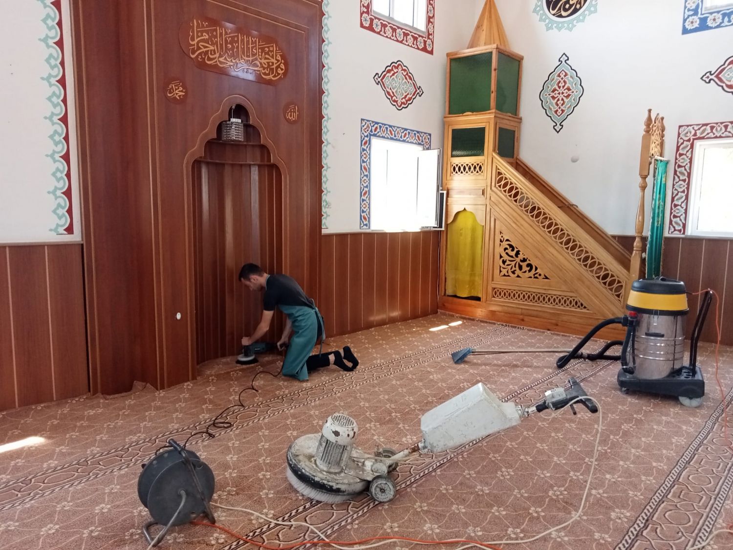 Cami temizliği uygulaması esnasında kaydedilmiş bir detay görüntüsü.