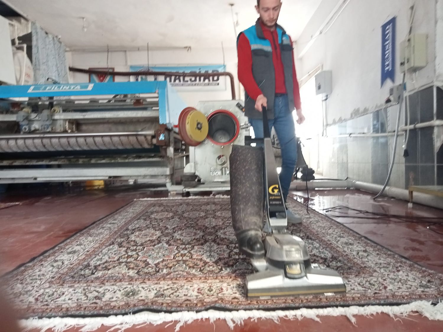 Profesyonel yöntemlerle temizleme işlemi yapılan halı.
