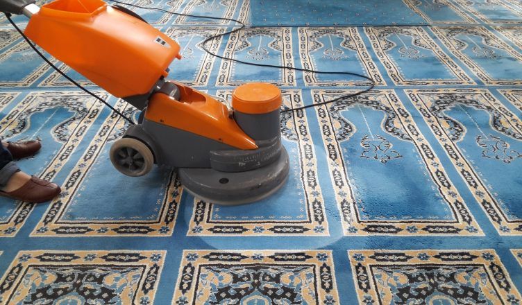 Camide gerçekleştirilen profesyonel halı yıkama ve temizlik uygulaması.