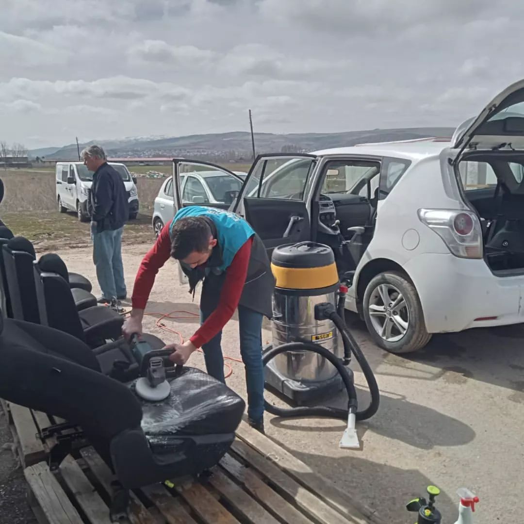 Profesyonel yöntemlerle gerçekleştirilen detaylı araç içi temizlik uygulaması.