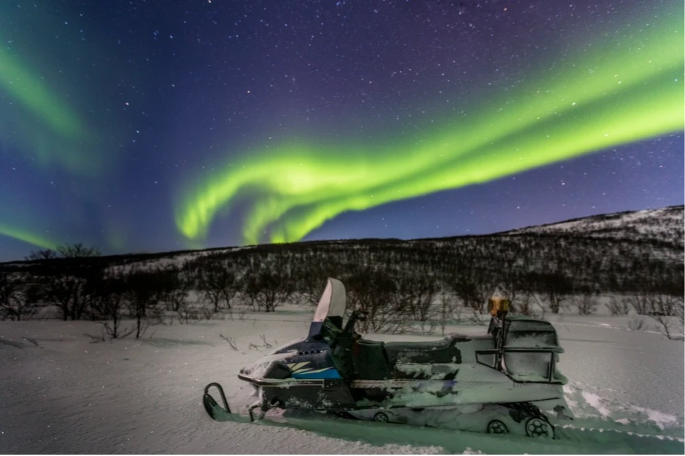 Aventura en moto de nieve en busca de la aurora boreal