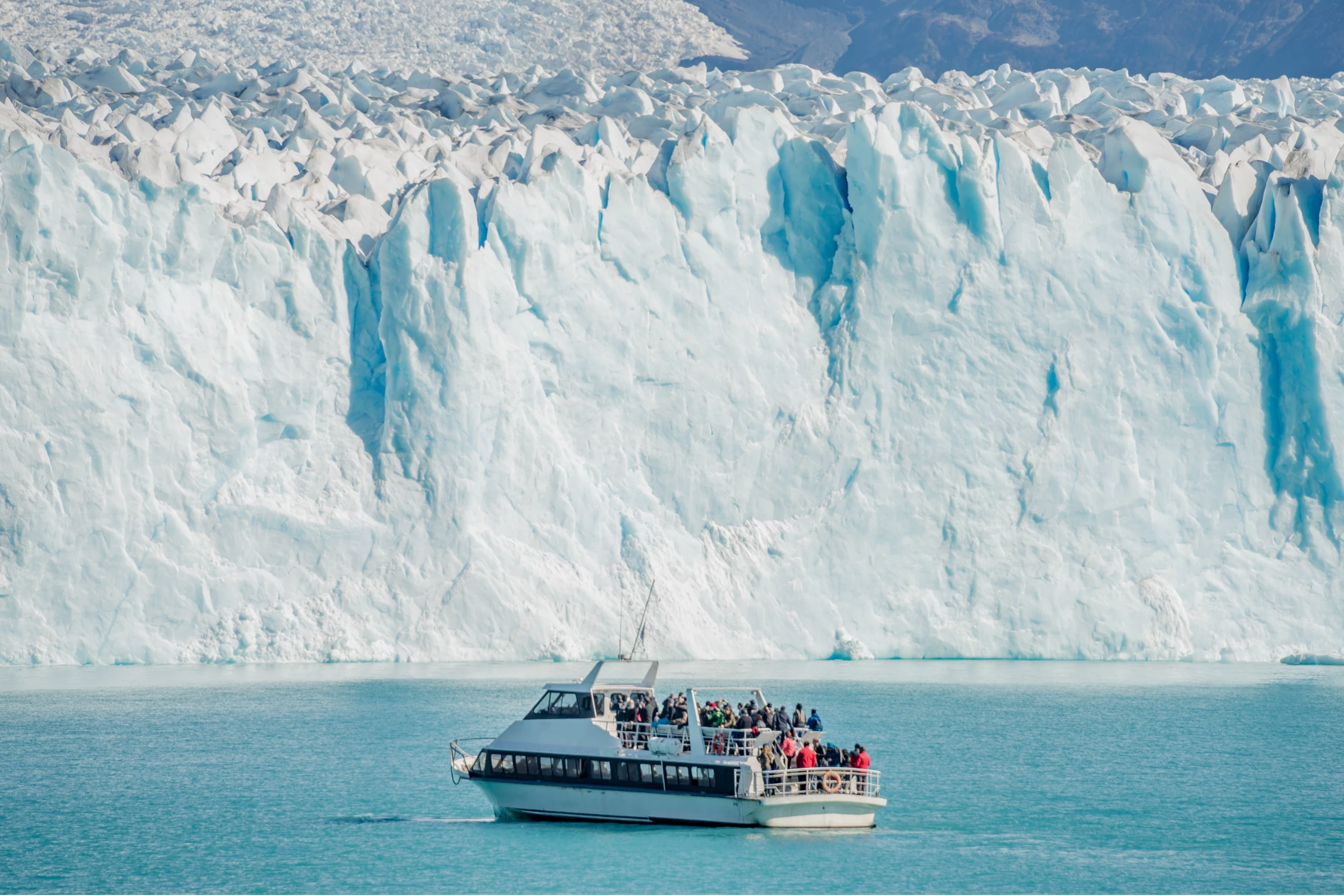 Paseo en barco hasta la base del Perito Moreno