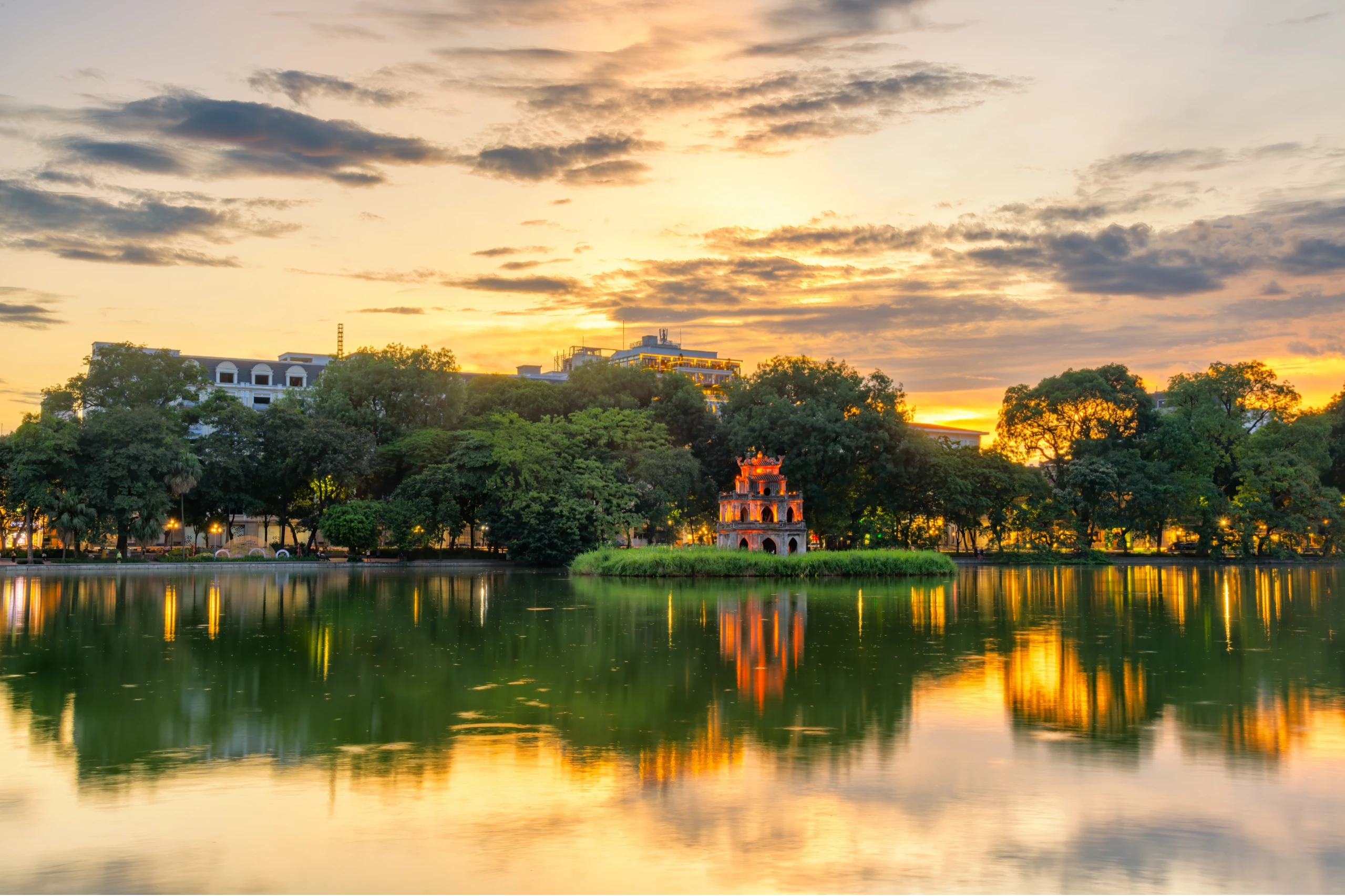 Lago Hoan Kiem y Puente Huc
