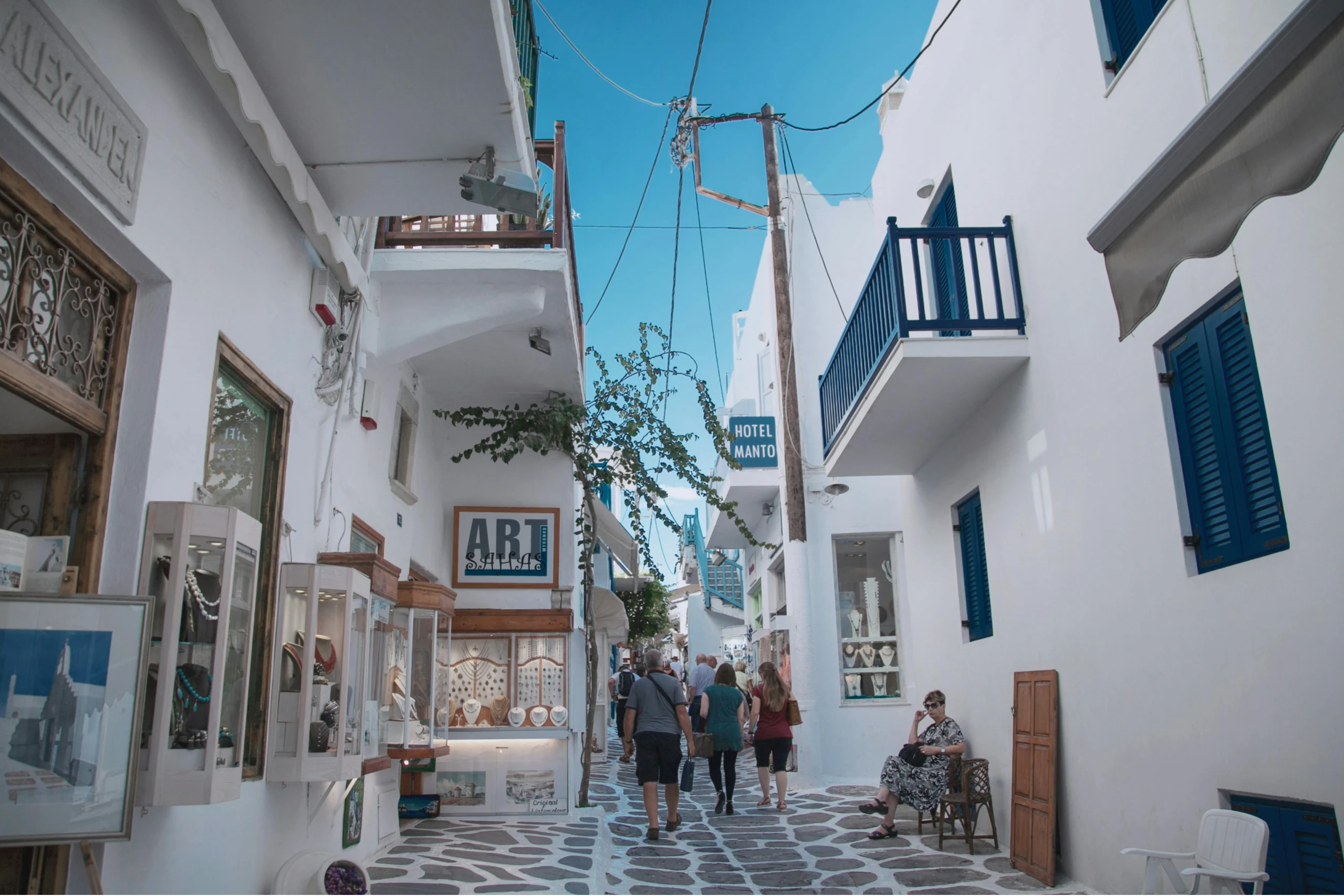 Recorre las calles blancas de Mykonos