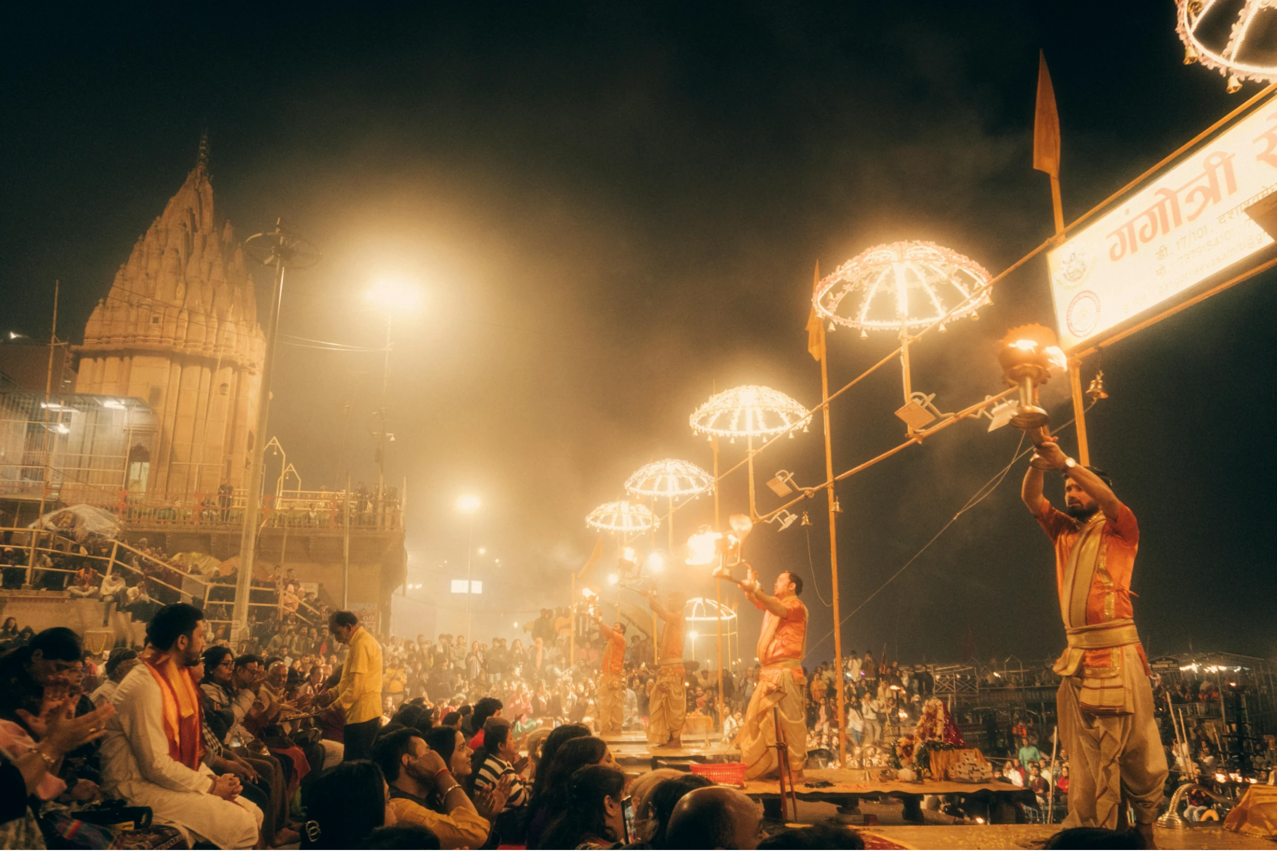 Ceremonia Aarti en templo hindú