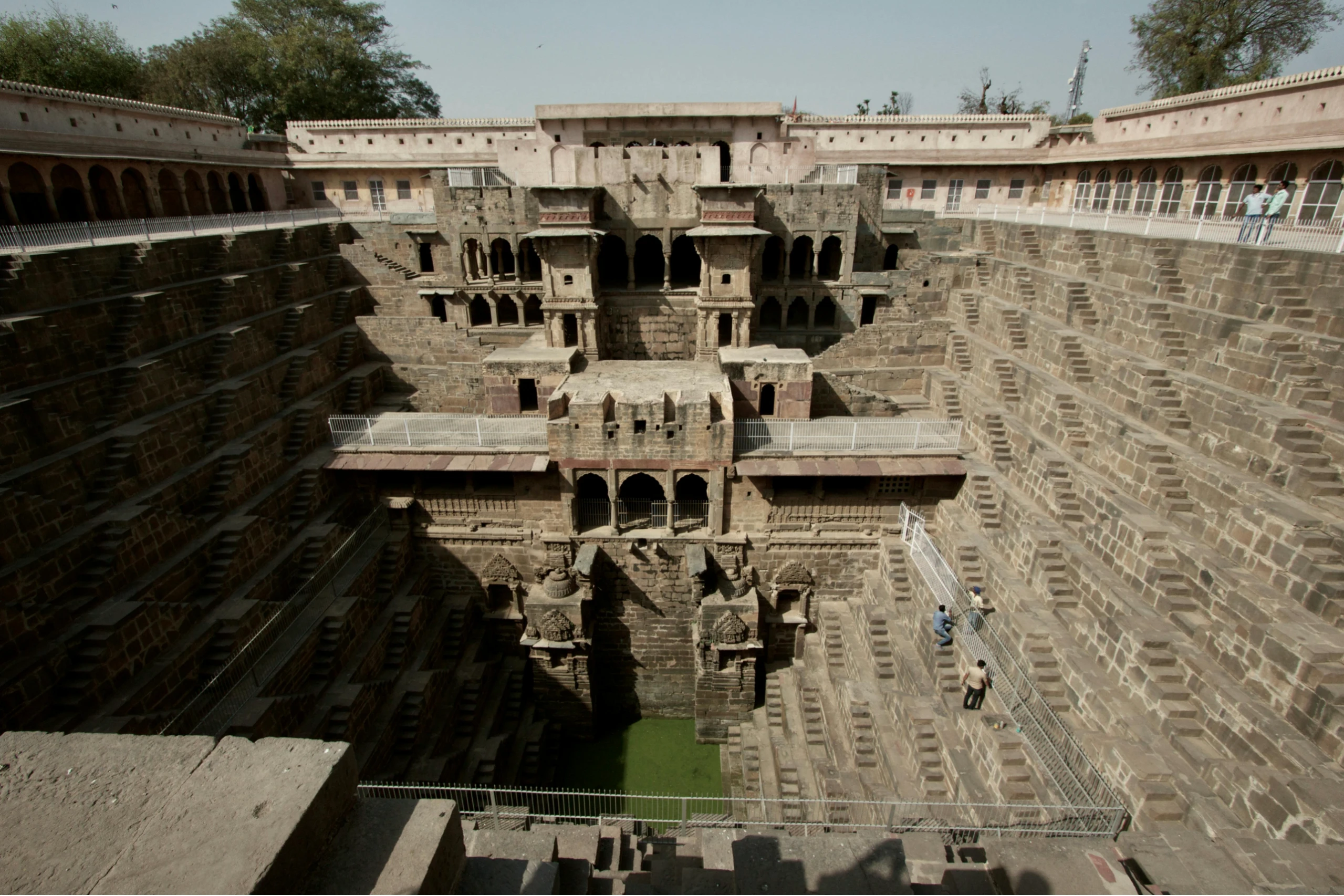 Descubre el pozo escalonado Chand Baori