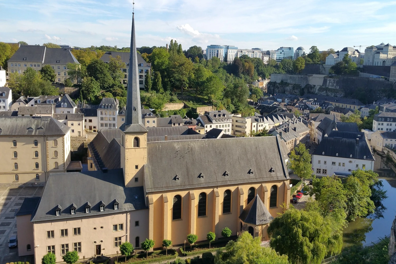 Catedral de Notre-Dame en Luxemburgo (exterior)