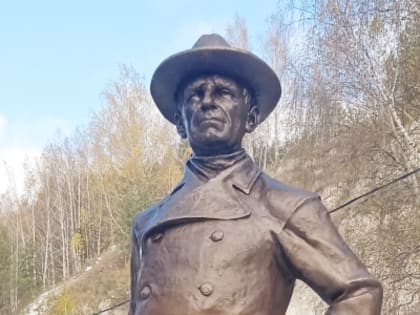В Кунгуре установили бронзовую скульптуру первого хранителя Ледяной пещеры