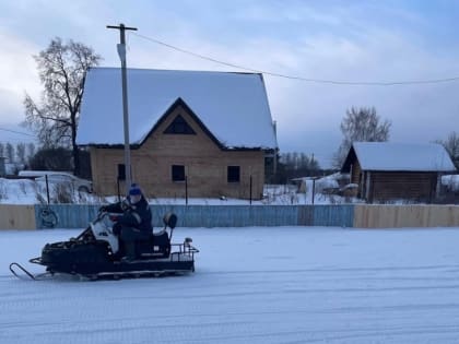 В селе Моховое заливают каток
