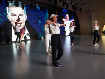 В Екатеринбурге прошёл флешмоб «Сима-ленд» с митрополитом Евгением и молитвой «Отче наш»