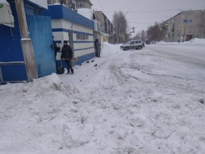 «Кто создаёт аварийные ситуации?» — жители Каменска-Уральского снова бьют тревогу из-за снежных завалов