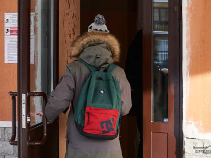 В Екатеринбурге затравили ученика школы после скандала со скотчем с участием учителя