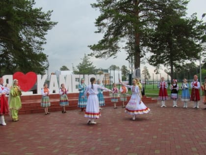 В Каменске-Уральском в парке «Космос» состоялся фестиваль национальных культур. Вечером будет играть духовой оркестр