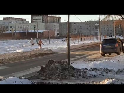 В Каменске-Уральском по улицам гулял голый мужчина