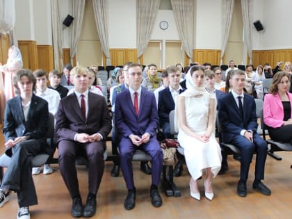 Митрополит Евгений вручил аттестаты выпускникам Свято-Симеоновской гимназии