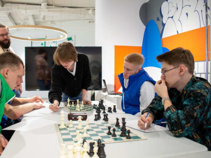 Шахматная стратегия: уроки мастерства и логики в Штабе общественной поддержки
