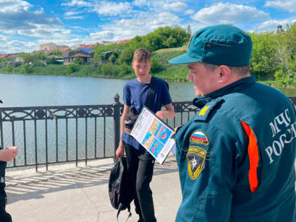 Во время летних каникул спасатели города проводят беседы с подростками и взрослыми