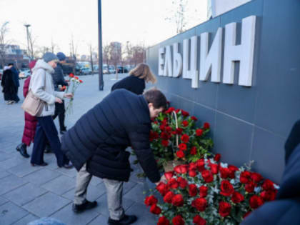 Руководители региона в день памяти Бориса Ельцина возложили цветы к памятнику первому Президенту России