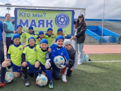 Младшие воспитанники «Маяка» стартовали с побед, старшие — в погоне за ними